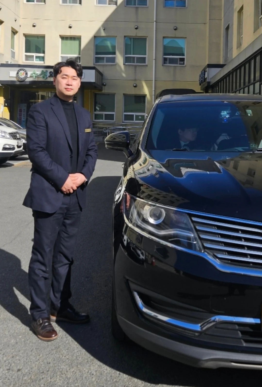 의전 차량 옆 정용화 대표