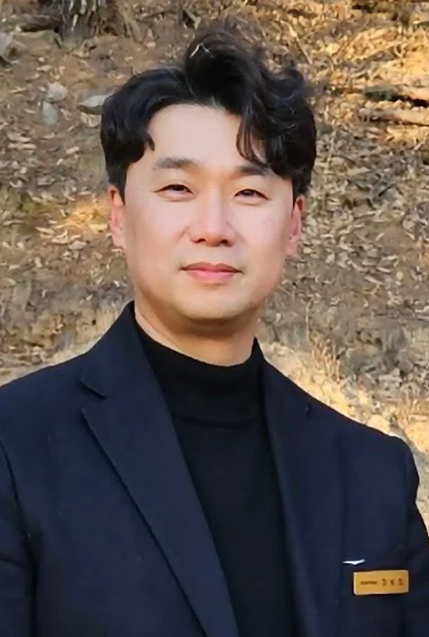 야외에서 촬영된 정용화 대표