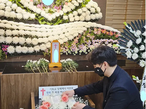 고인 제단 꾸미기